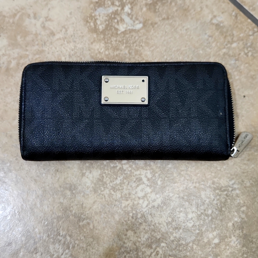 Michael Kors Logo Jet Set Zip Around Card Case